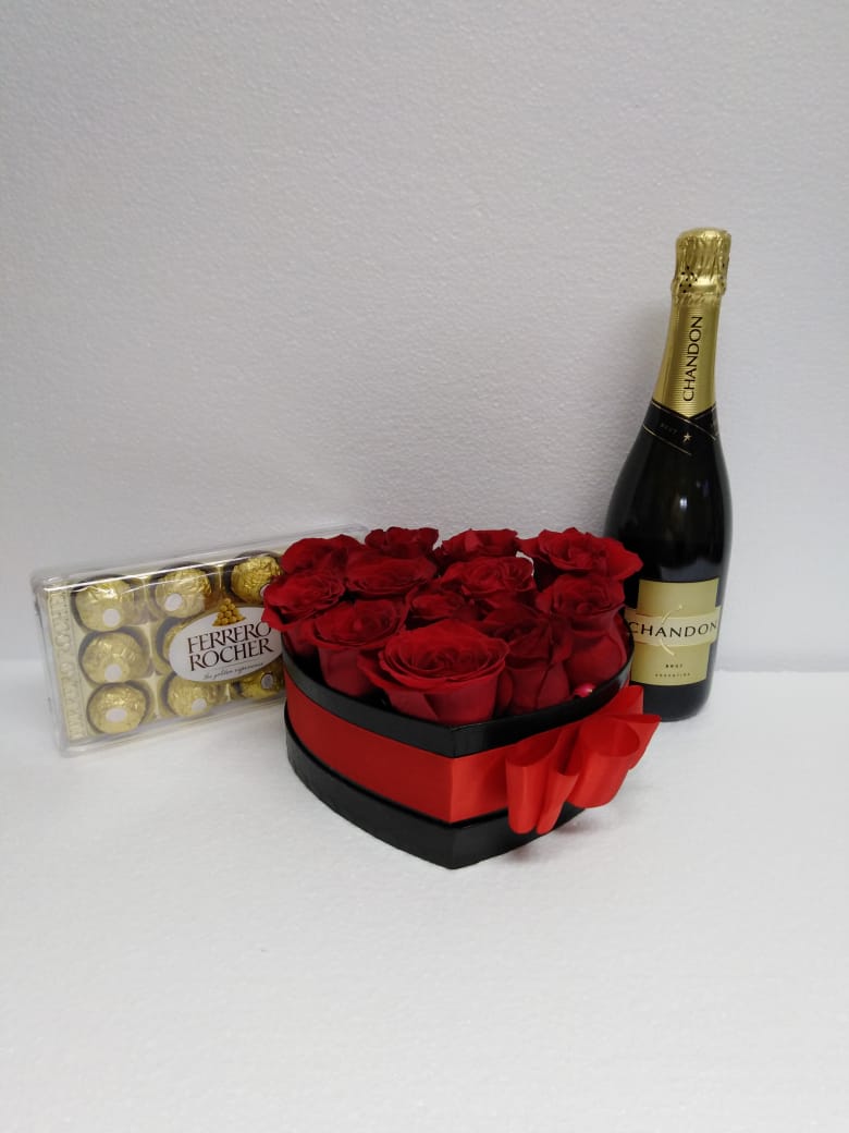 Caja corazón con 12 Rosas Champagne y Bombones Ferrero Rocher 150 Grs 